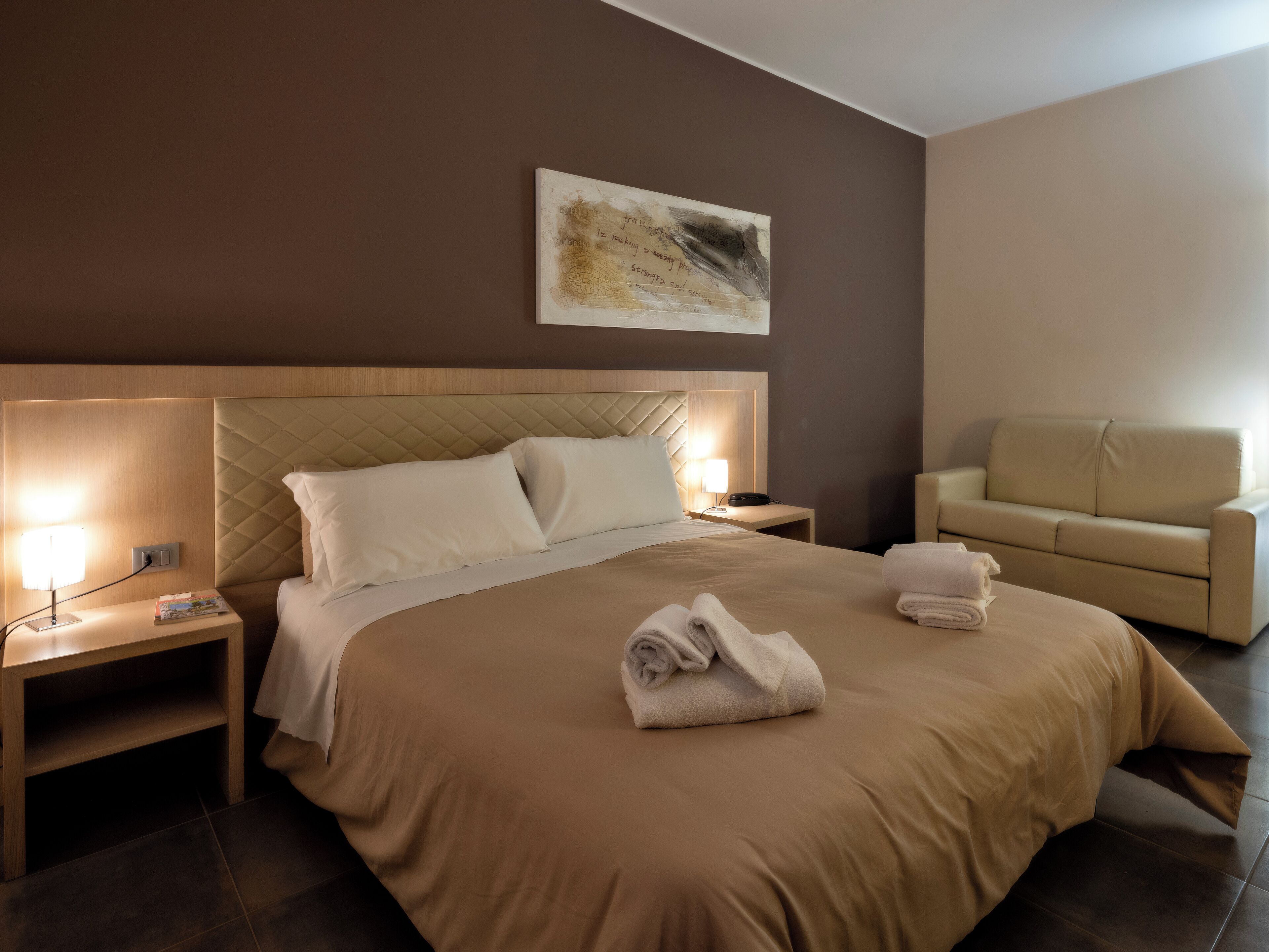 Superior dubbelrum eller tvåbäddsrum | Värdeförvaringsskåp på rummet, mörkläggningsgardiner och gratis wi-fi