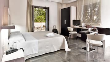 Habitación clásica con 1 cama doble o 2 individuales | Caja fuerte, cortinas opacas, wifi gratis y ropa de cama