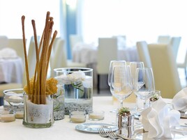 供应早餐和晚餐，地方菜