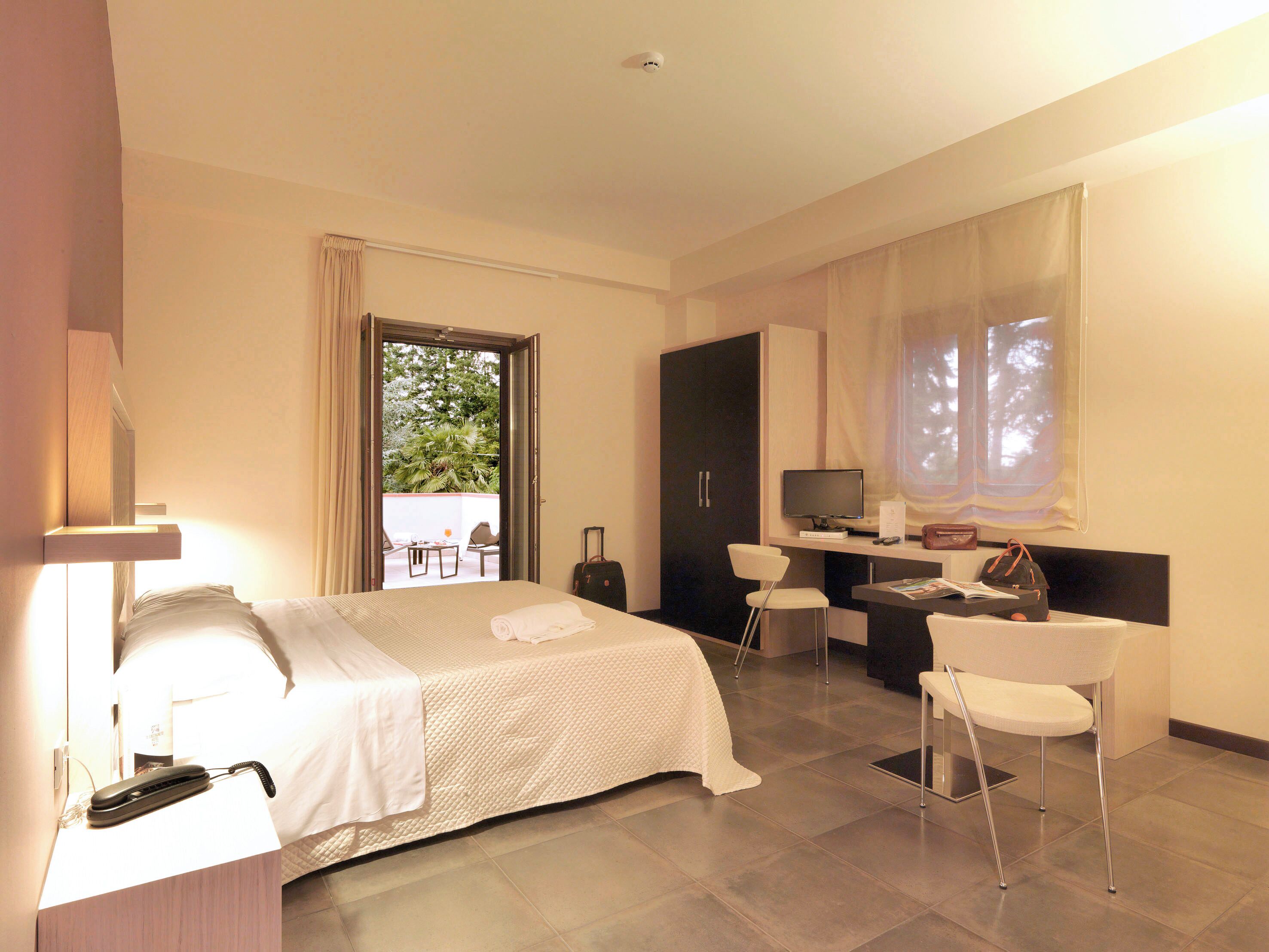 Classic dubbelrum eller tvåbäddsrum - terrass | Värdeförvaringsskåp på rummet, mörkläggningsgardiner och gratis wi-fi