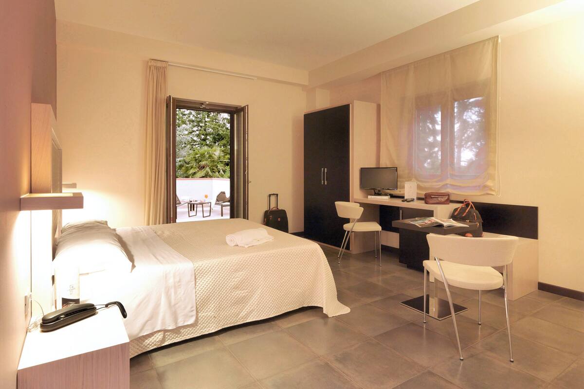 Classic Double or Twin Room, Terrace | 1 bedroom, in-room safe, blackout drapes, free WiFi