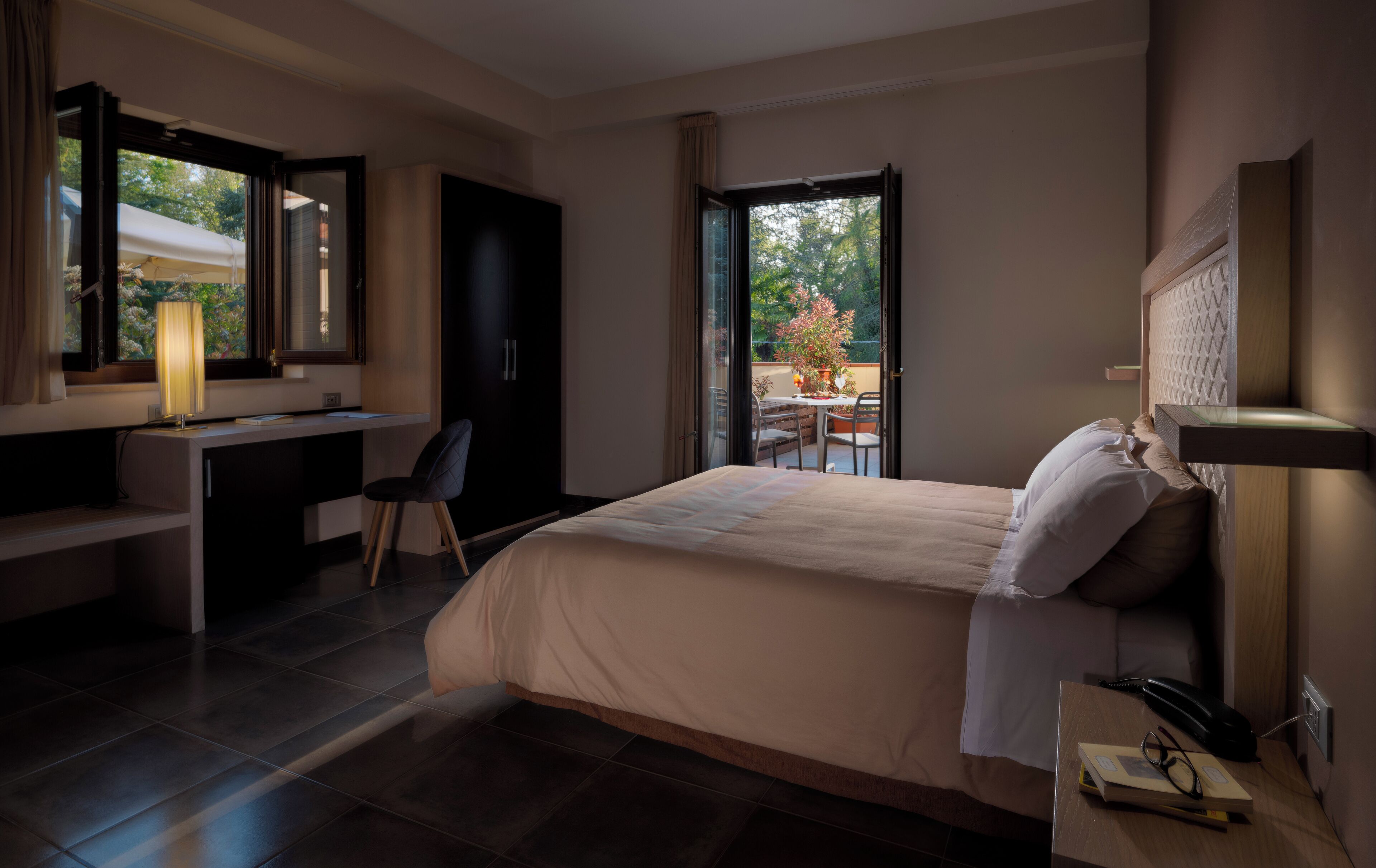 Superior dubbelrum - 1 queensize-säng - terrass | Värdeförvaringsskåp på rummet, mörkläggningsgardiner och gratis wi-fi