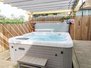 Cottage | Outdoor spa tub - The Porthole (Holmfirth)