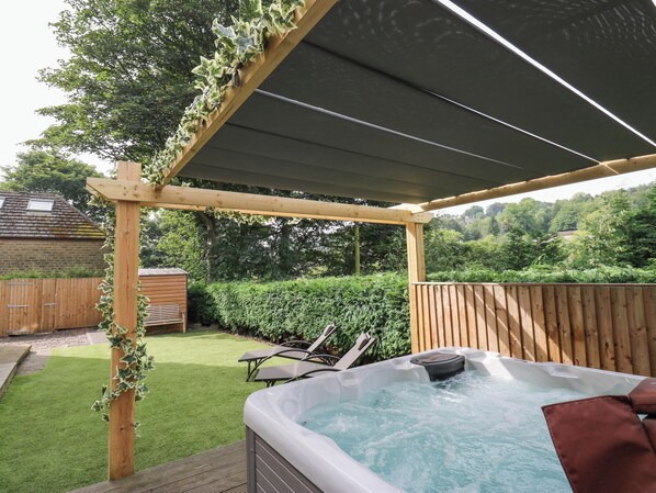 Cottage | Outdoor spa tub - The Porthole (Holmfirth)
