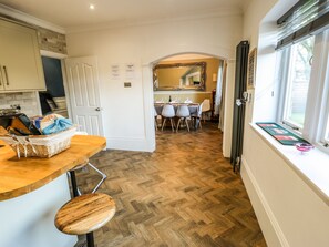 Cottage | Private kitchen | Dishwasher, cookware/dishes/utensils - The Porthole (Holmfirth)