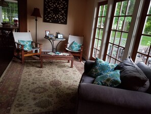 DVD-Player, Bücher, Stereoanlage