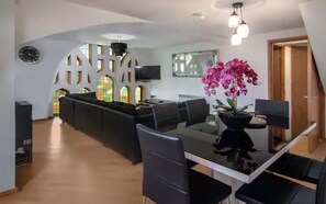 Dining - Stunning Church conversion close to Blackpool Tower (Blackpool)