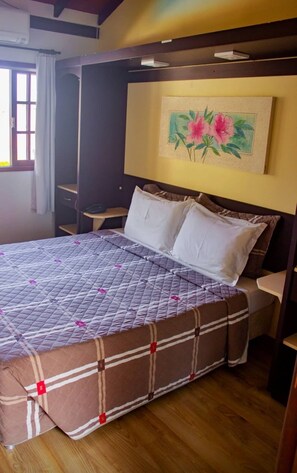 Desk, blackout curtains, free WiFi, bed sheets - Pousada do Atobá (Florianópolis)