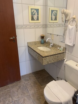 基本雙人或雙床房 | 浴室 | 淋浴設備、風筒、提供毛巾