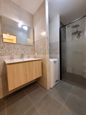 Shower, hair dryer, towels, toilet paper - "Côté Océan" Direct beach access 200m away on foot! (Saint-Hilaire-de-Riez)