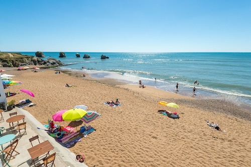 "Côté Océan" Direct beach access—just a 200-meter walk!