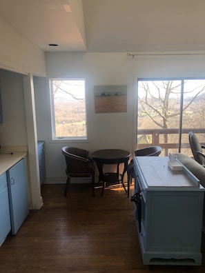 kitchen dining area and island. - Beautiful Mountain Cabin with amazing views (Lynchburg)