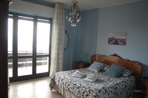 3 chambres, bureau, fer et planche à repasser, lit parapluie