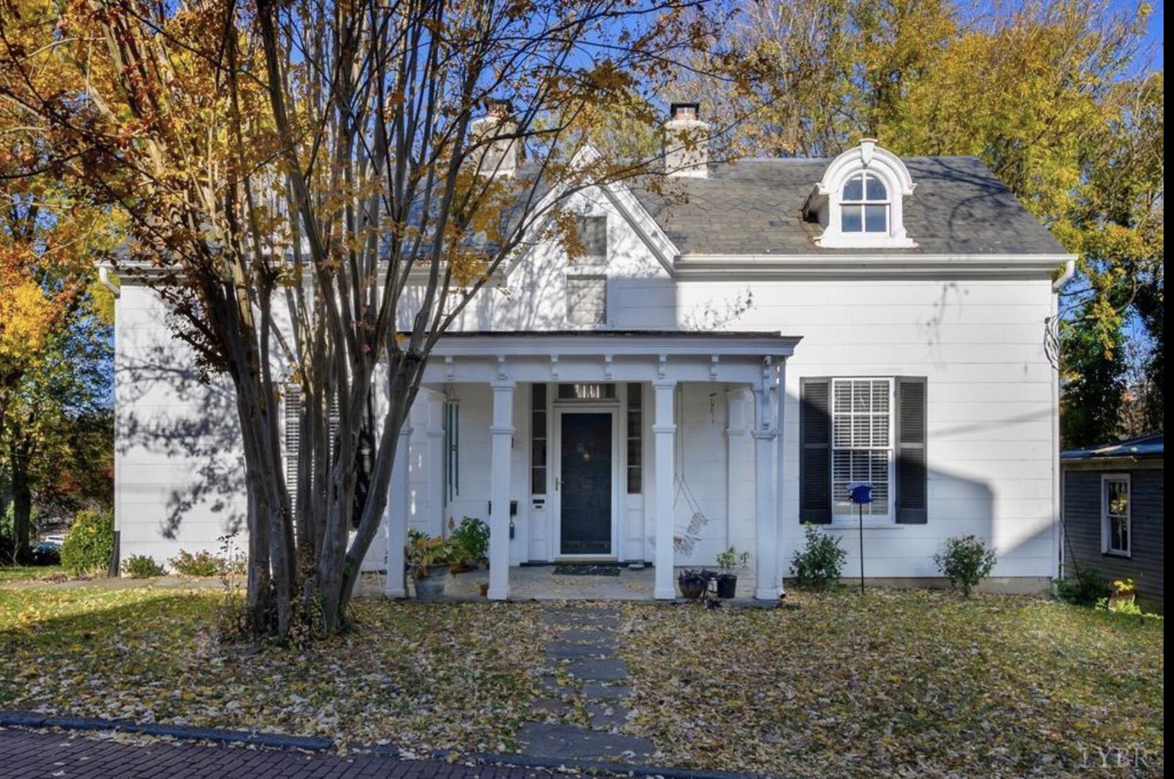 Cozy Downtown historical cottage.