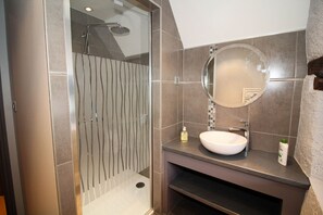 Douche, sèche-cheveux, serviettes fournies, papier toilette