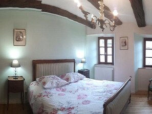 3 habitaciones, tabla de planchar con plancha y cuna de viaje 