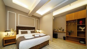ห้องคอมฟอร์ททริปเปิล | ตู้นิรภัยในห้องพัก, พื้นที่ทำงานแบบใช้แล็ปท็อป, ผ้าม่านกันแสง