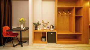 ห้องอีโคโนมีดับเบิล | ตู้นิรภัยในห้องพัก, พื้นที่ทำงานแบบใช้แล็ปท็อป, ผ้าม่านกันแสง