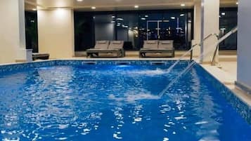 Hồ bơi ngoài trời phục vụ theo mùa