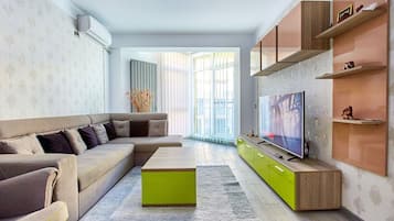 Classic Apartment | Living area | 110-cm flat-screen TV with cable channels