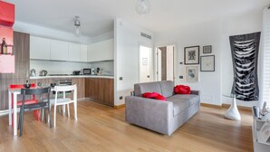 Eine moderne Wohnung mit Küche, Essbereich und Wohnzimmer.