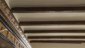 A ceiling with exposed wooden beams and a decorative molding. - Italianway Easy - Argelati 12 Bilo (Milan)