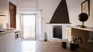 Et moderne køkken med en central ø, spiseplads og udsigt ud