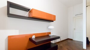 A room with a dark brown desk, a white lamp, and a white door. - Italianway Easy - Cristoforo Colombo 1 (Milan)