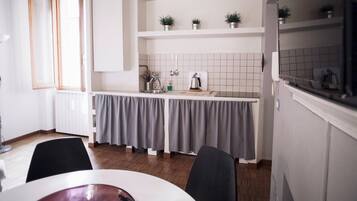 Appartement | Privékeuken | Een koelkast, een magnetron, kookgerei, borden en bestek