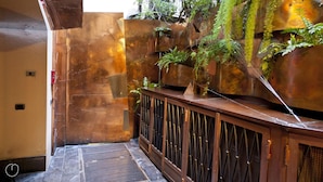 A narrow hallway with a metal wall and a wooden bench. - Italianway Easy - Fiori Chiari 20 (Milan)
