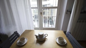 A room with a wooden table, two white cups, and a teapot. - Italianway Easy - Forcella 11 (Milan)
