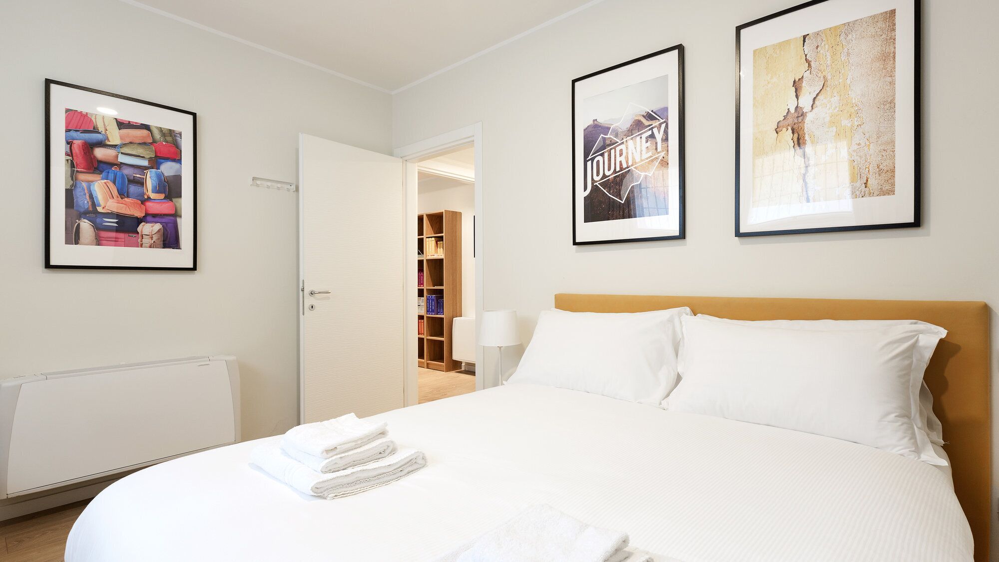 1 habitación y tabla de planchar con plancha 