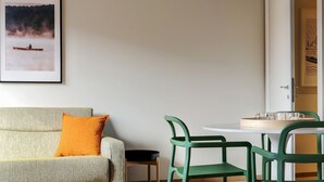 A living room with a sofa, a small table, and two chairs. - Mi-brgz1c4 Bergonzoli Place - Bilo B - Canoe (Milan)