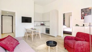 A compact living space with a kitchenette, a dining area, and a bedroom. - Mi-brgz1c1 Bergonzoli Place - Bilo B - Nina (Milan)