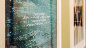 A quote on a textured wall. - Mi-brgz1b3 Bergonzoli Place - Trilo - Shakespeare (Milan)