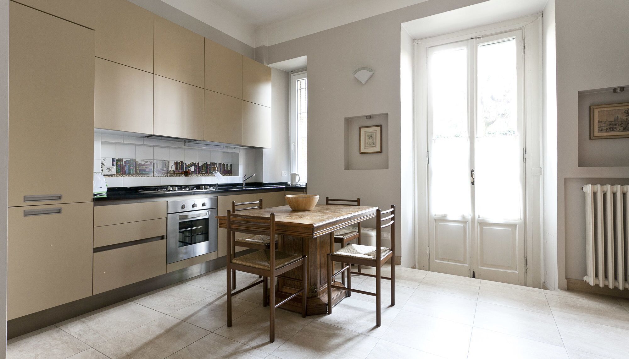 2 habitaciones y tabla de planchar con plancha 