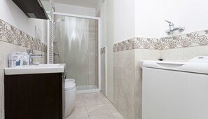 2 habitaciones y tabla de planchar con plancha