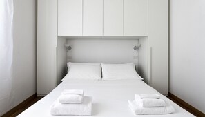 2 habitaciones y tabla de planchar con plancha