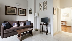 2 habitaciones y tabla de planchar con plancha