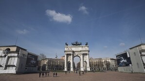 A large open plaza with an ornate archway in the center, surrounded by historic buildings. - Italianway Easy - Corso Sempione 96 (Milan)