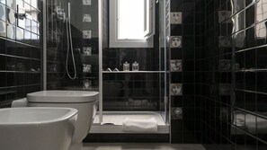 A modern bathroom with a glass-enclosed shower, a toilet, and a sink. - Italianway Easy - Melzo 12 - Art D co (Milan)