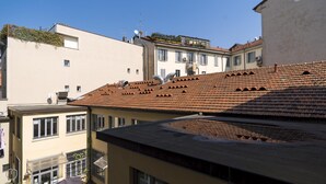 Ein Wohngebäude mit Ziegeldach, zahlreichen Fenstern und Satellitenschüsseln.