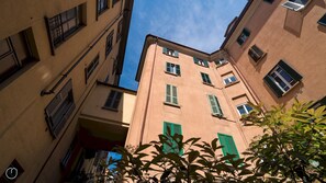 A multi-story building with a corner view, featuring balconies and windows with shutters. - Italianway Easy - Melzo 12 - Musicista (Milan)