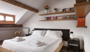 1 habitación y tabla de planchar con plancha 
