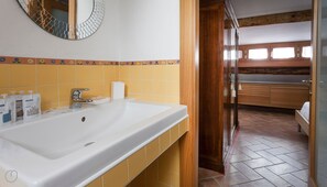 1 camera, ferro/asse da stiro