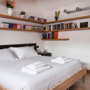 Departamento | 1 habitación y tabla de planchar con plancha 