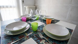 A dining table set with plates, glasses, and cutlery. - Mi-pich19a5 - Pichi 19 (Milan)