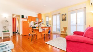 Um apartamento moderno com cozinha, sala de jantar e sala de estar.