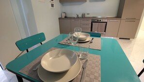 1 slaapkamer, een strijkplank/strijkijzer