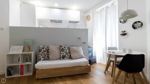 A compact, modern bedroom with a bed, a small desk, and a chair. - Italianway Easy - Pasubio 12 (Novate Milanese)
